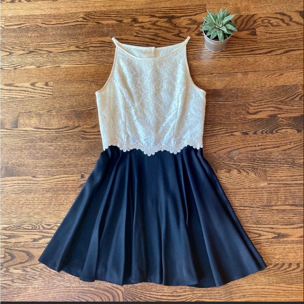 Jessica McClintock Black & Cream Lace Dress.  Size: 7/8